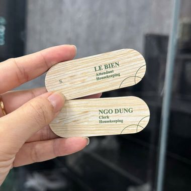 BẢNG TÊN NHÂN VIÊN CÀI ÁO IN LOGO - THIẾT KẾ SANG TRỌNG CHUYÊN NGHIỆP, GIÁ XƯỞNG