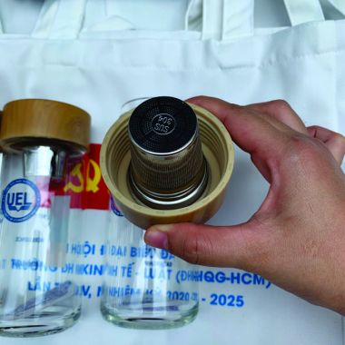 BÌNH NƯỚC THỦY TINH NẮP GỖ TRE IN LOGO - BÌNH NƯỚC TIỆN LỢI, GIÁ RẺ