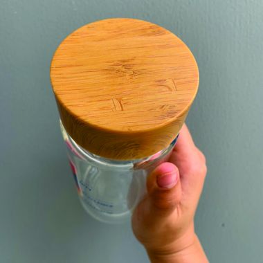 BÌNH NƯỚC THỦY TINH NẮP GỖ TRE IN LOGO - BÌNH NƯỚC TIỆN LỢI, GIÁ RẺ
