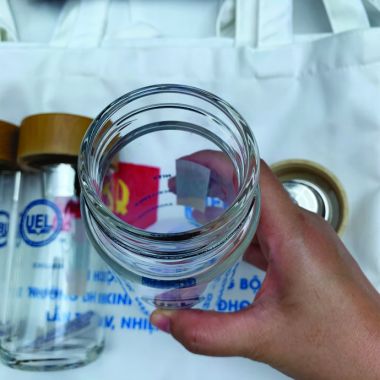 BÌNH NƯỚC THỦY TINH NẮP GỖ TRE IN LOGO - BÌNH NƯỚC TIỆN LỢI, GIÁ RẺ