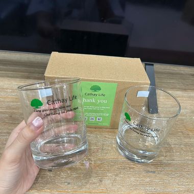 LY THỦY TINH IN LOGO – QUÀ TẶNG DOANH NGHIỆP TINH TẾ, THIẾT THỰC