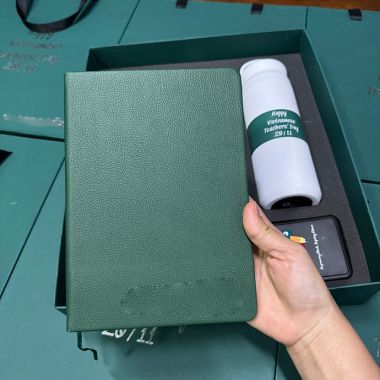 BỘ QUÀ TẶNG SỔ TAY - BÌNH NƯỚC - THẺ ĐEO IN LOGO CHO NGÀY 20/11