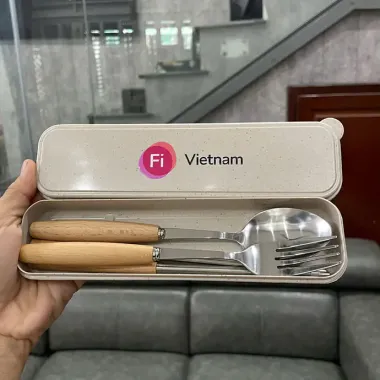 BỘ MUỖNG ĐŨA INOX CÁN GỖ IN LOGO - XU HƯỚNG QUÀ TẶNG XANH, HIỆN ĐẠI