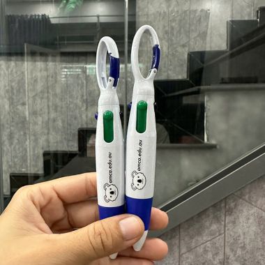 BÚT BI NHỰA NHIỀU MÀU CÓ MÓC TREO IN LOGO