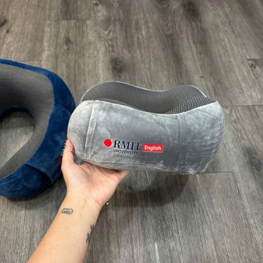 GỐI CHỮ U DU LỊCH TIỆN LỢI - GỐI CHỮ U THÊU LOGO