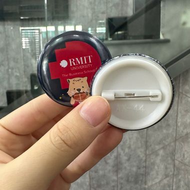 HUY HIỆU NHỰA RMIT - HUY HIỆU NHỰA IN LOGO THEO YÊU CẦU