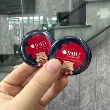 HUY HIỆU NHỰA RMIT - HUY HIỆU NHỰA IN LOGO THEO YÊU CẦU