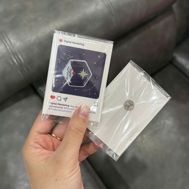 HUY HIỆU IN LOGO – QUÀ TẶNG NHỎ GỌN, NHẬN DIỆN THƯƠNG HIỆU LỚN