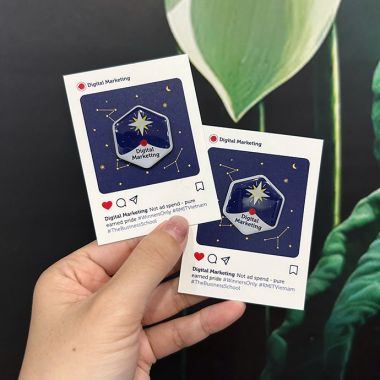 HUY HIỆU IN LOGO – QUÀ TẶNG NHỎ GỌN, NHẬN DIỆN THƯƠNG HIỆU LỚN