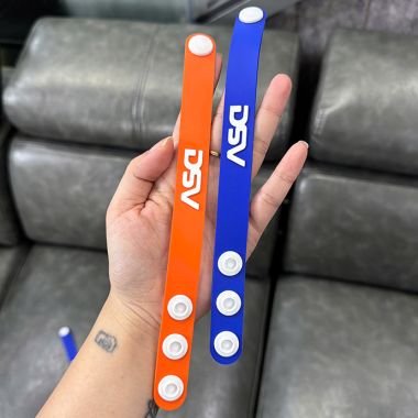 VÒNG TAY CAO SU IN LOGO BẤM NÚT TIỆN LỢI