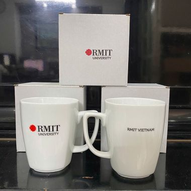 LY SỨ QUAI VUÔNG MÀU TRẮNG IN LOGO RMIT - CỐC SỨ IN LOGO GIÁ RẺ