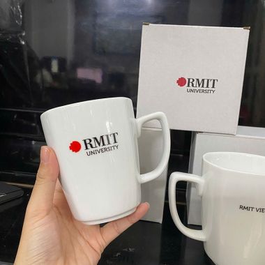 LY SỨ QUAI VUÔNG MÀU TRẮNG IN LOGO RMIT - CỐC SỨ IN LOGO GIÁ RẺ