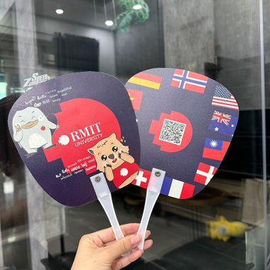 QUẠT NHỰA CẦM TAY TÁN ĐINH IN LOGO RMIT