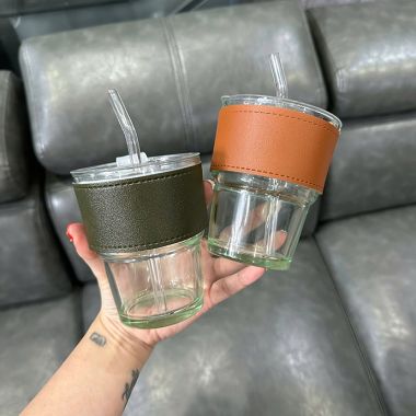 LY THỦY TINH BỌC DA NÂU- XANH IN LOGO THEO YÊU CẦU