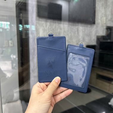 THẺ TREO HÀNH LÝ DA SIMILI MÀU XANH – DẬP LOGO SMU CAO CẤP
