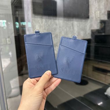 THẺ TREO HÀNH LÝ DA SIMILI MÀU XANH – DẬP LOGO SMU CAO CẤP