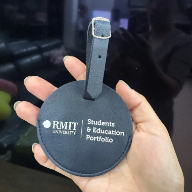 THẺ TREO HÀNH LÝ IN LOGO RMIT - SẢN XUẤT THEO YÊU CẦU