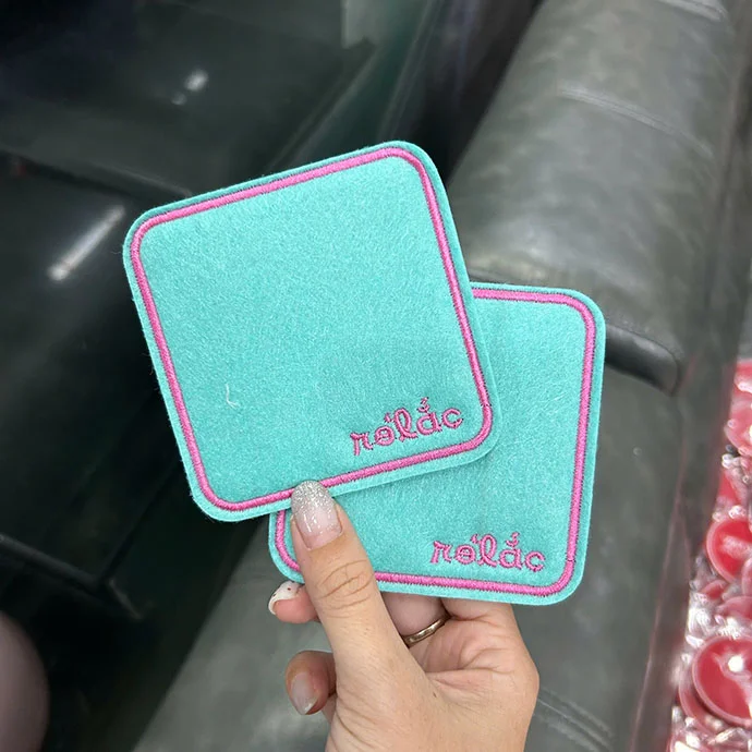 LÓT LY VẢI NỈ THÊU LOGO CAO CẤP – GIẢI PHÁP QUÀ TẶNG DOANH NGHIỆP ẤN TƯỢNG