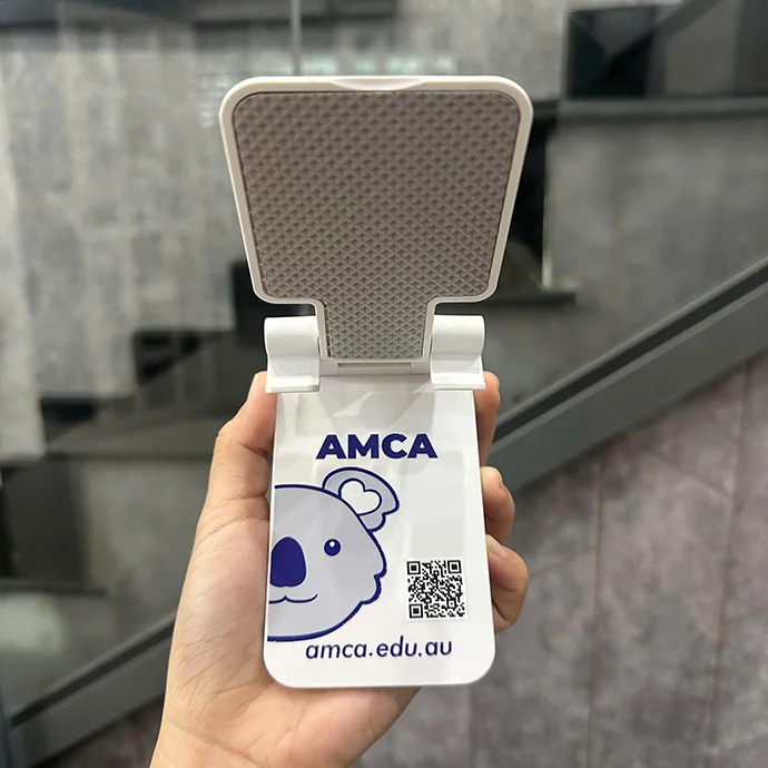 GIÁ ĐỠ ĐIỆN THOẠI IN LOGO AMCA – PHỤ KIỆN TIỆN ÍCH, QUÀ TẶNG DOANH NGHIỆP HIỆU QUẢ