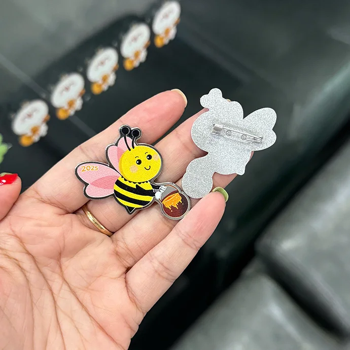 HUY HIỆU KIM LỌAI HÌNH ONG MẬT IN LOGO THEO YÊU CẦU