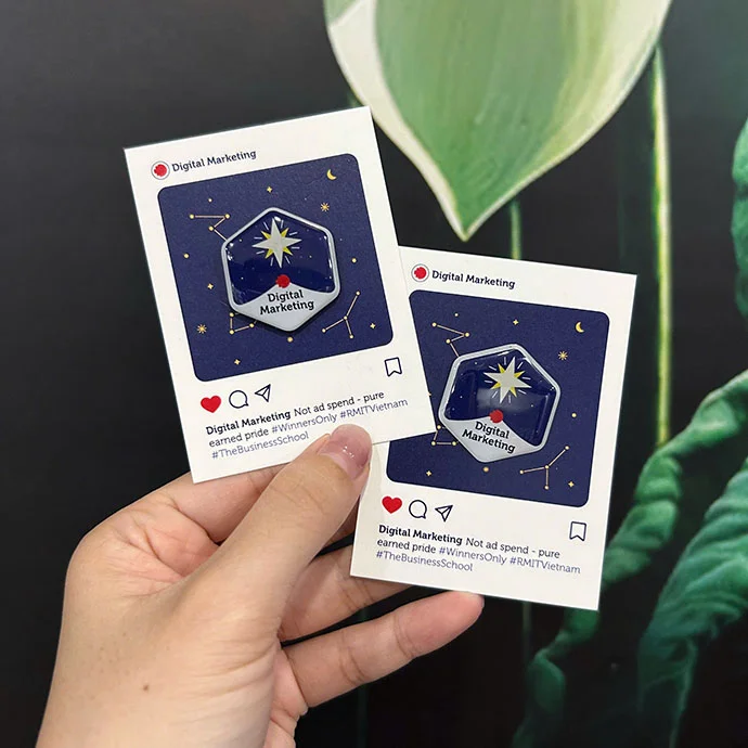 HUY HIỆU IN LOGO – QUÀ TẶNG NHỎ GỌN, NHẬN DIỆN THƯƠNG HIỆU LỚN