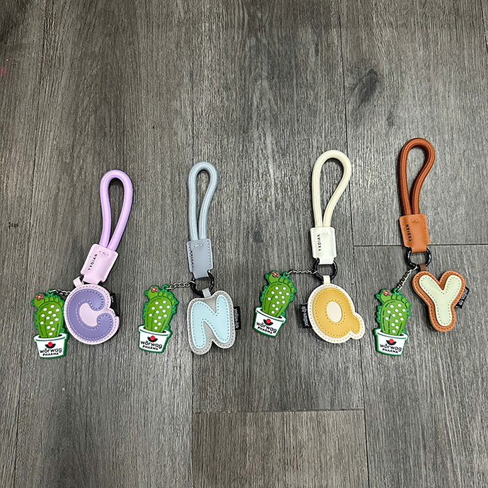 MÓC KHÓA CHỮ CÁI KẾT HỢP LOGO ĐỔ CAO SU - QUÀ TẶNG GIÁ RẺ