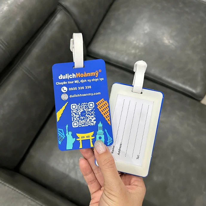 THẺ TREO HÀNH LÝ IN LOGO THEO YÊU CẦU – QUÀ TẶNG DU LỊCH THIẾT THỰC & HIỆU QUẢ