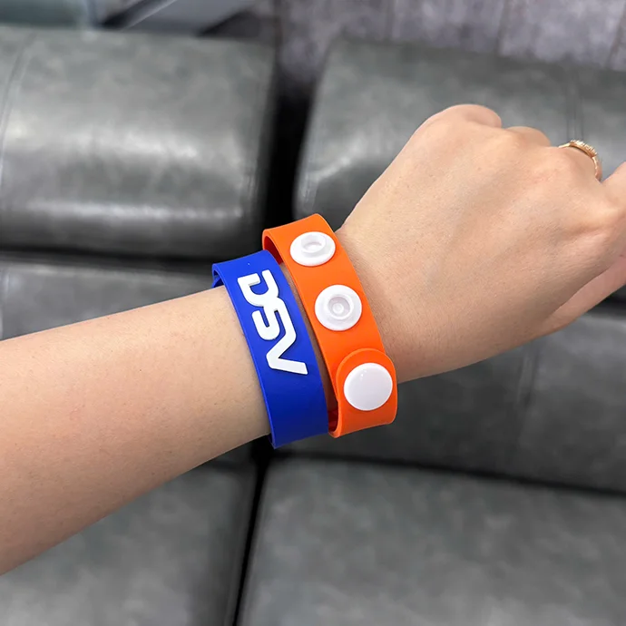 VÒNG TAY CAO SU IN LOGO BẤM NÚT TIỆN LỢI