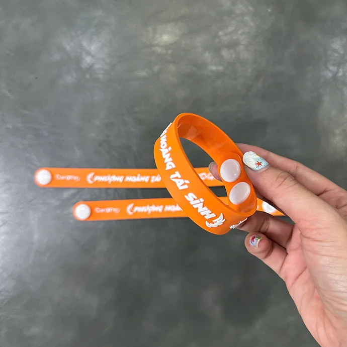 VÒNG TAY CAO SU NÚT BẤM IN LOGO