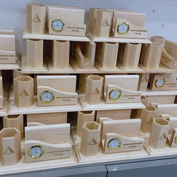 KHAY ĐỰNG BÚT BẰNG GỖ KÈM ĐỒNG HỒ KHẮC LOGO THEO YÊU CẦU