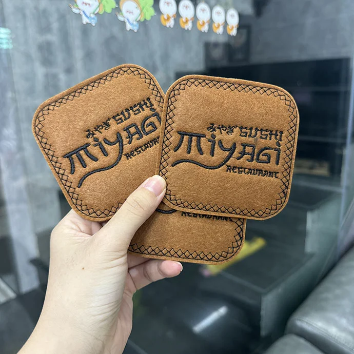 ĐẾ LÓT LY VẢI THÊU LOGO GIÁ RẺ - XƯỞNG SẢN XUẤT LÓT LY VẢI