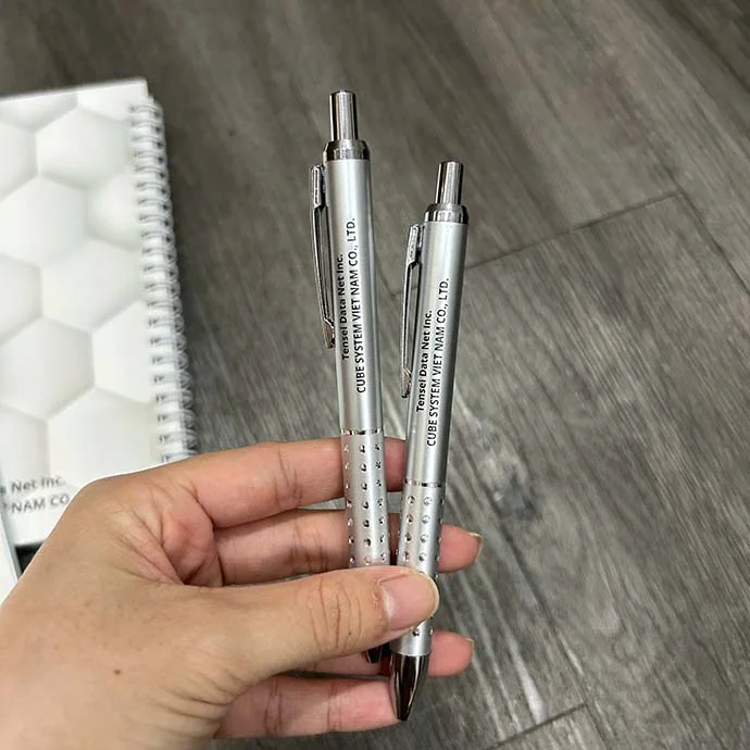 BÚT BI NHỰA MÀU BẠC IN LOGO - GIẢI PHÁP QUẢNG CÁO GIÁ RẺ