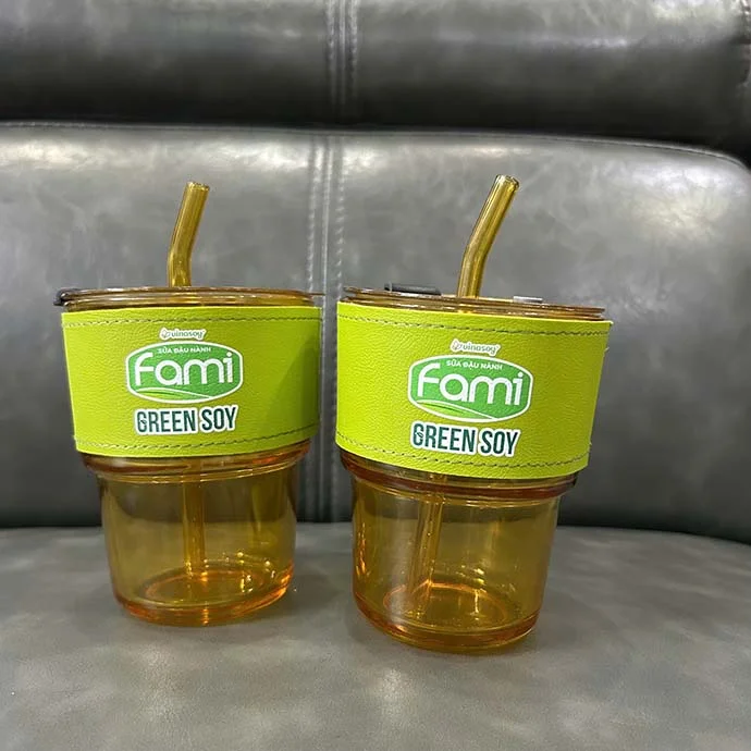 LY THỦY TINH BỌC DA MÀU XANH IN LOGO THEO YÊU CẦU